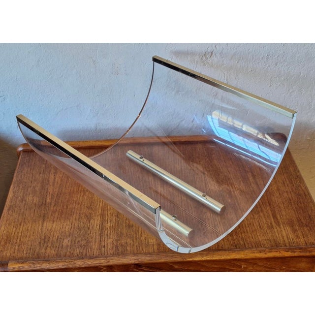 Magazine Rack in Acrylic and Brass, Italy, 1970s For Sale - Image 10 of 10