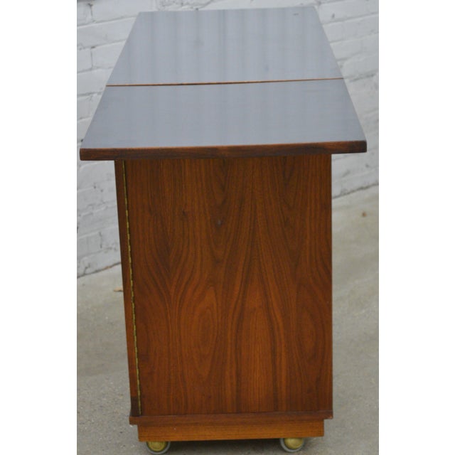 Wood 1960s Founders Furniture Co. Jack Cartwright Walnut Flip Top Rolling Bar Service Cart For Sale - Image 7 of 12