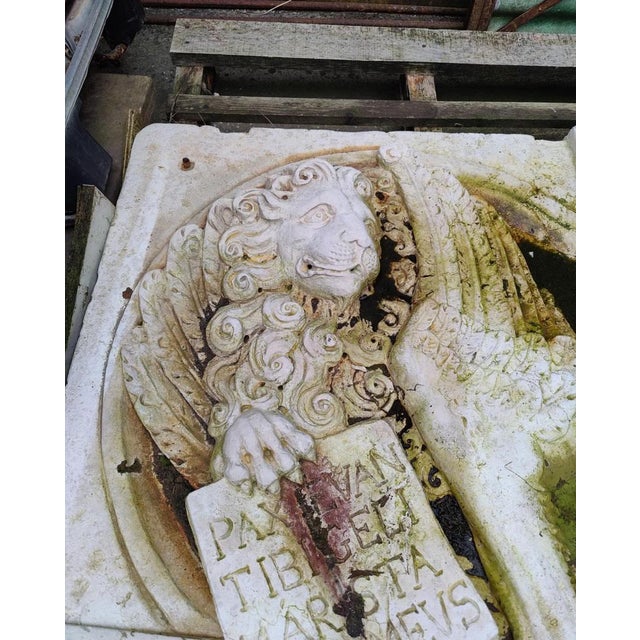Lion of Saint Mark with Motto in Botticino Marble, Serenissima, 19th Century For Sale - Image 4 of 10