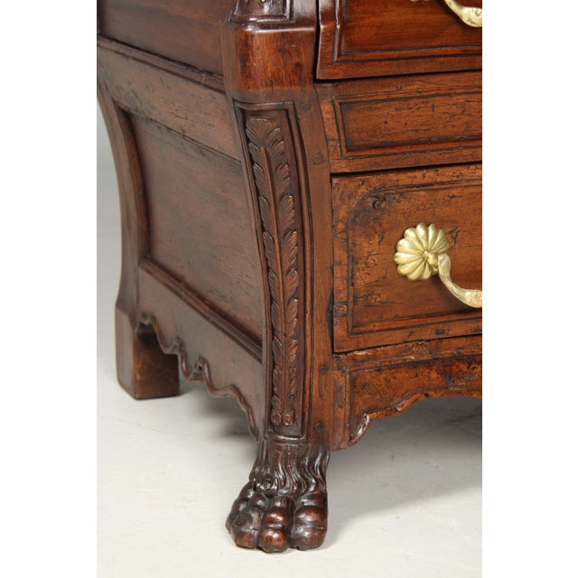 Antique French Commode in Walnut, 1740 For Sale - Image 4 of 18