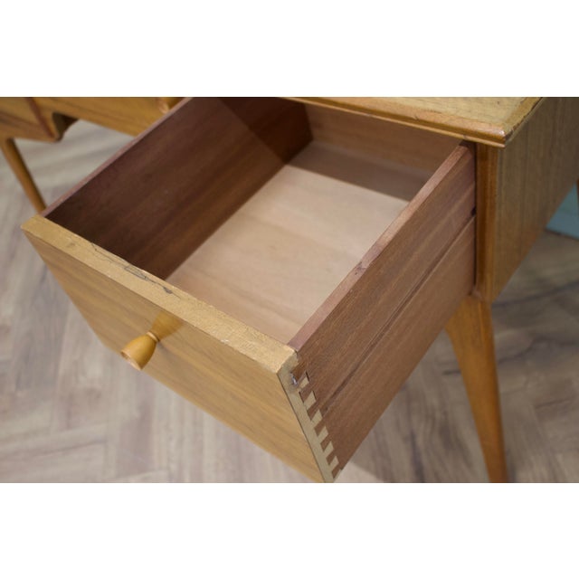 Dressing Table in Walnut by Alfred Cox for Heals, 1950s For Sale - Image 6 of 8