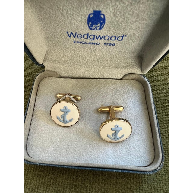 1970s Vintage Royal British “Wedgwood” Jasper ware Gold Plated Cufflinks In Case For Sale - Image 5 of 7