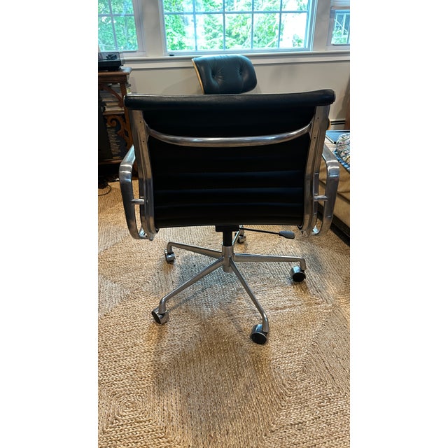 2010s Mid-Century Modern Eames Aluminum Group Management Chair by Herman Miller For Sale - Image 5 of 5