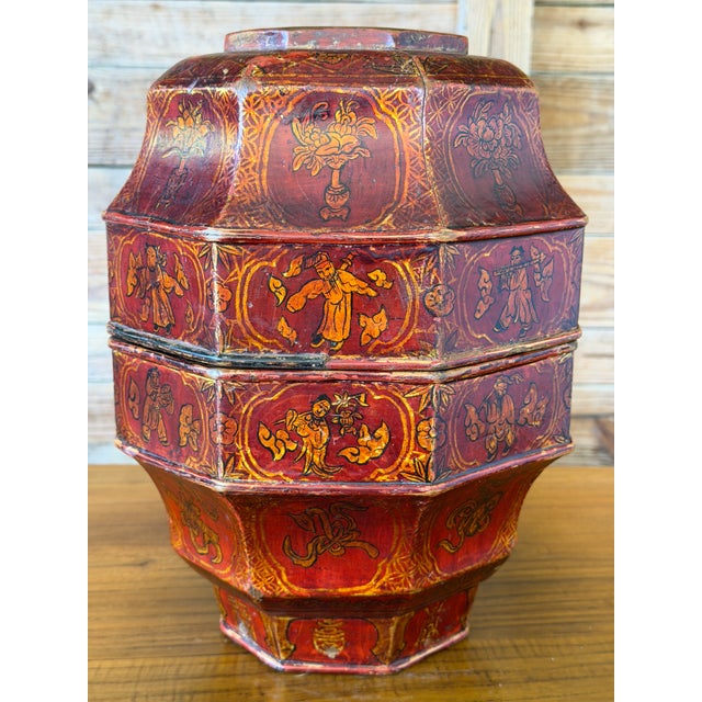 Early 20th Century Antique Chinese Red and Gold Lacquer Octagonal Tiered Wedding Box For Sale - Image 5 of 12