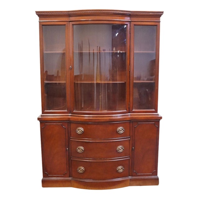 Drexel Furniture New Travis Court Collection Solid Mahogany Traditional Duncan Phyfe Style 49" Bow Front China Cabinet 317-3 For Sale
