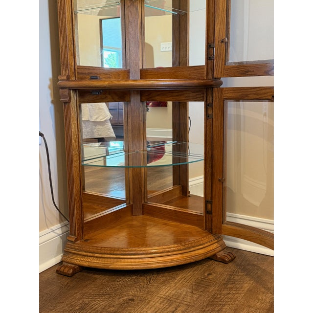 Wood 1980s Classic Oak Corner Curio Cabinet - Lighted Glass Display, 4 Glass + 2 Wood Shelves, Excellent Condition For Sale - Image 7 of 14