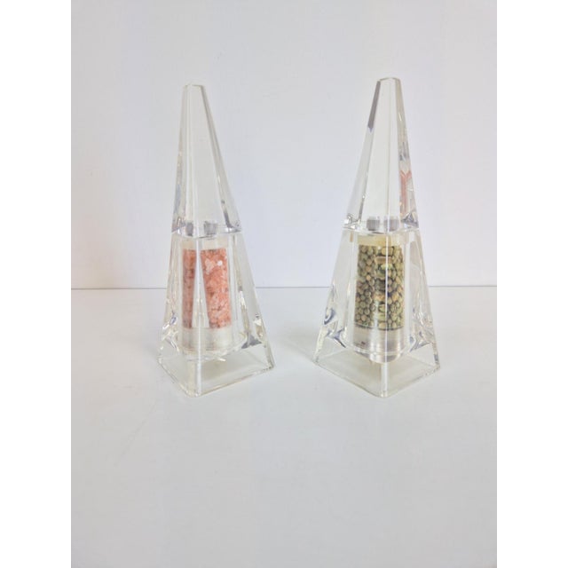 Metal Postmodern Acrylic Pyramid Salt and Pepper Mills by Wayne Husted for Blenko Grainware Co., 1980s, Set of 2 For Sale - Image 7 of 7