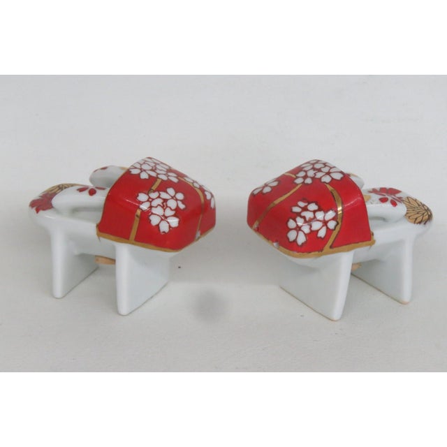 Red Mid 20th Century Ceramic Salt and Pepper Shakers Miniature Pokkuri Clog Sandals - a Pair For Sale - Image 8 of 8