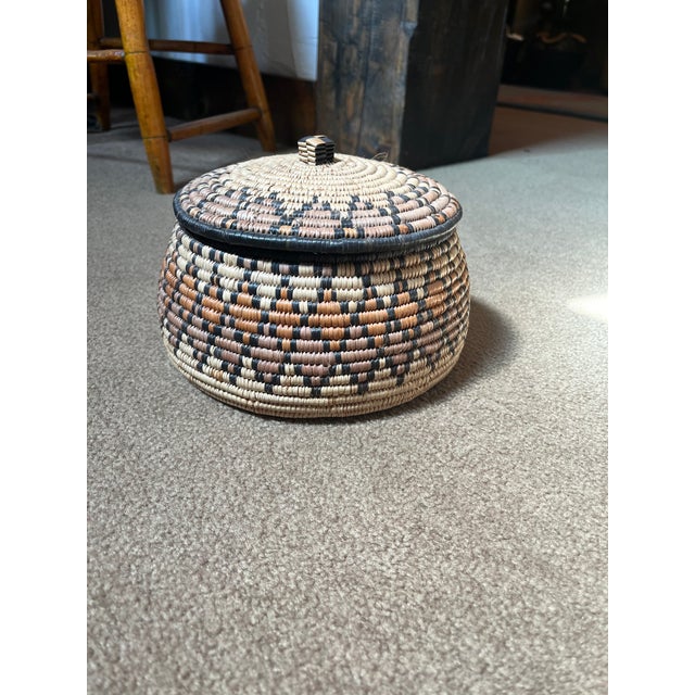 1970s African Zulu Woven Basket With Lid For Sale - Image 4 of 5