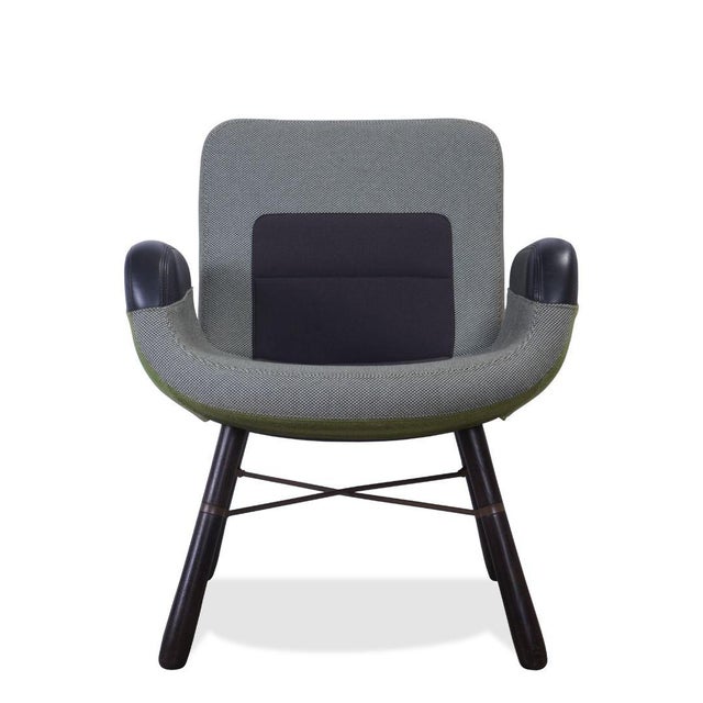 The Vitra East River Chair Green Mix 04 is a thoughtful expression of material contrast and modern craftsmanship. Designed...