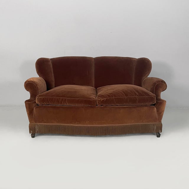 Italian Art Deco two seater sofa in brown velvet, 1930s Two-seater sofa in brown velvet. The couch has rounded and...