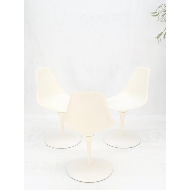 Set of 3 Mid Century Modern Tulip Base White Fiberglass Side Dining Chairs MINT! For Sale - Image 6 of 14