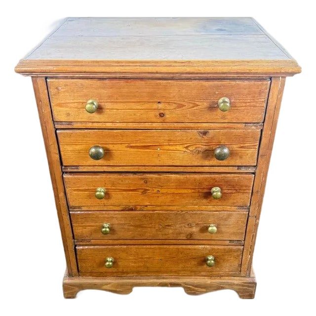 Early 20th-Century Pine Chest of Drawers With Original Brass Knobs For Sale
