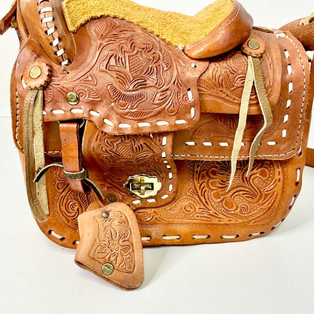 1980s Vintage Southwestern Americana Tooled Leather Trompe I’Oeil Saddle Shoulder Handbag. For Sale - Image 14 of 16