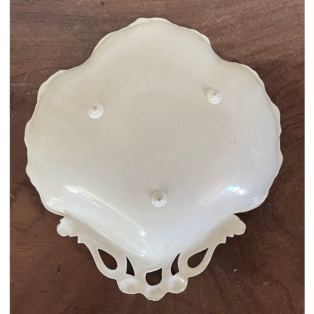 Antique 18th Century Wedgwood Creamware Rococo Sea Shell Form Dish With Feathered Edge For Sale - Image 11 of 15