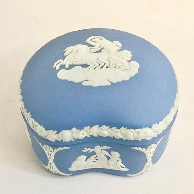 1980s Vintage English Hollywood Regency Wedgwood Blue Trinket Box, Hellenic Greek Images For Sale - Image 6 of 12