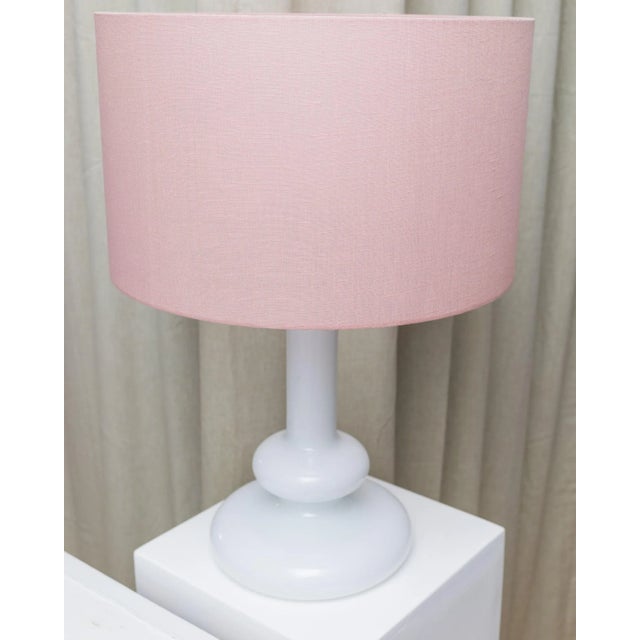 Hand-Blown White Glass Plaza Table Lamp by Hsin-Lung Lin for Glassworks, 1970s For Sale - Image 6 of 11