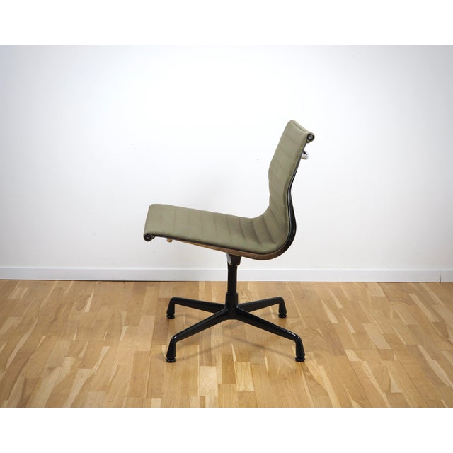 Alu Chair EA 105 in Hopsack in Khaki by Charles and Ray Eames for Vitra, 1980s, in Very Good conditions. Designed 1950 to...