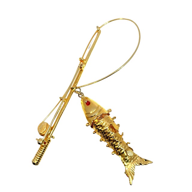 A rare and collectible 1940s signed Vogue JLRY fishing rod brooch. Crafted in gold-tone plated metal weighting 10.27gm....