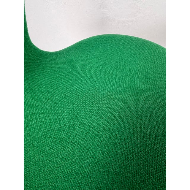 Early 21st Century Series 7 Chairs in Green Wool by Arne Jacobsen for Fritz Hansen, 2010, Set of 2 For Sale - Image 5 of 11