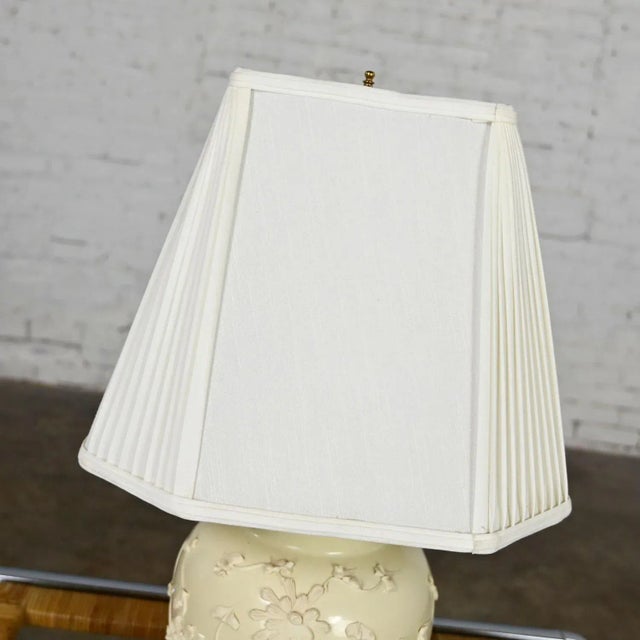 Vintage Chinoiserie Latte Color Ginger Jar Lamp With Frosting Design & Pleated White Fabric Shade For Sale - Image 9 of 13