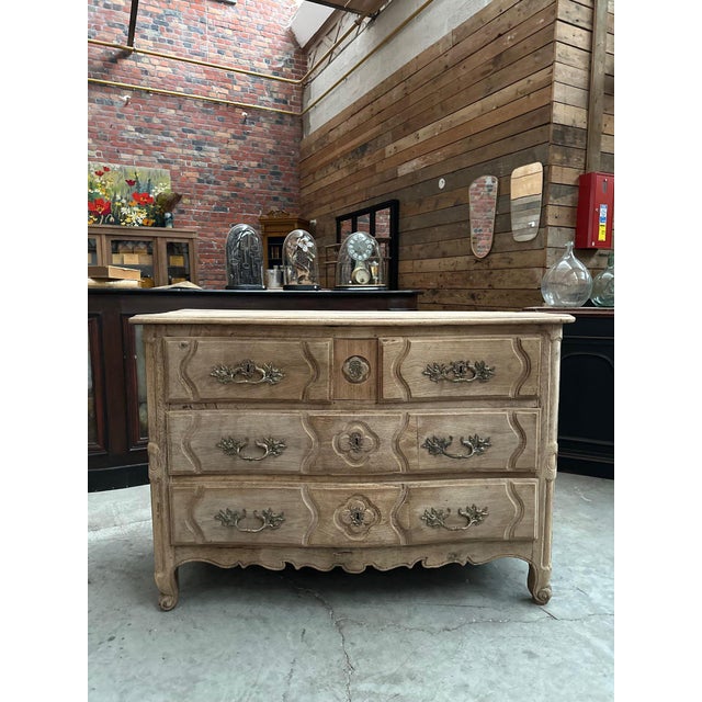 This magnificent 18th-century oak chest of drawers has been completely restored. The upper section features two medium-...