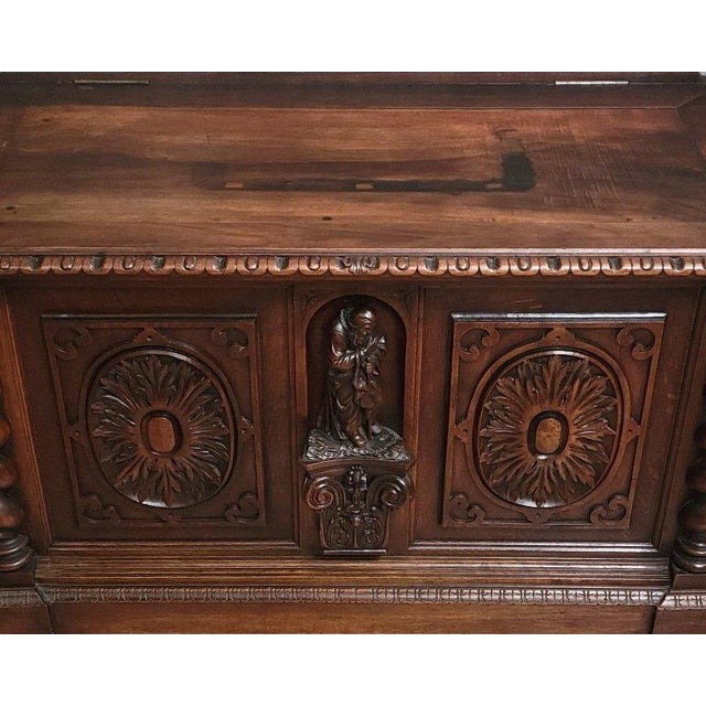 Carved Wooden Chest with Twisted Columns – Renaissance Style An important carved wooden chest of fine decorative quality,...