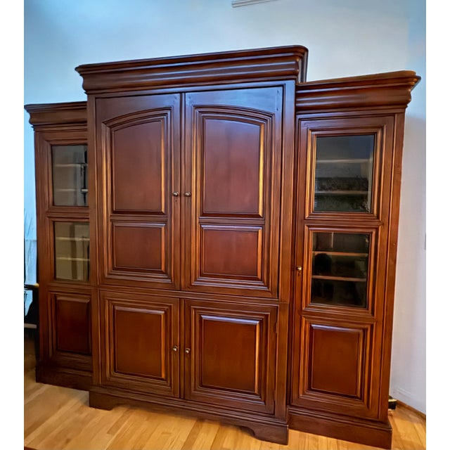 Beautiful solid wood 3-piece Sligh Entertainment and decorative display unit. The middle section opening in the main unit...