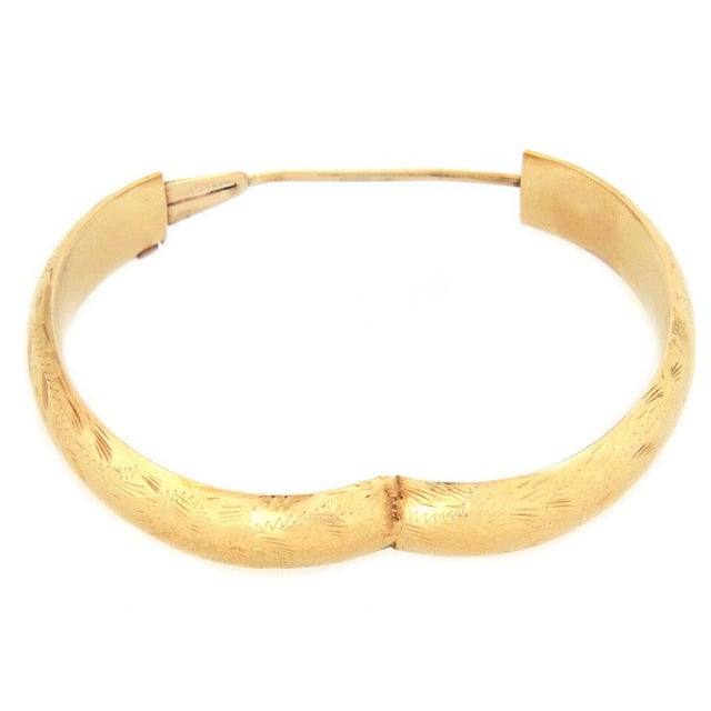 Contemporary Mid 20th Century 14K Yellow Gold Circle Floral Bangle Bracelet For Sale - Image 3 of 5
