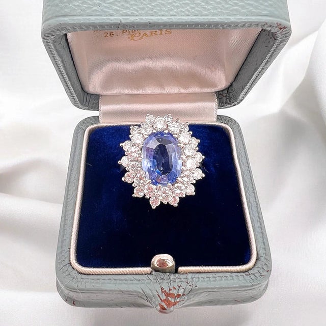 Splendid vintage Pompadour ring in 18 carat white gold (750 thousandths). It is decorated in the center with an unheated...