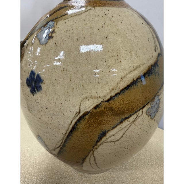 Mid-Century Modern Art Pottery Cream and Blue Ceramic Mid Century Table Lamp For Sale - Image 3 of 5