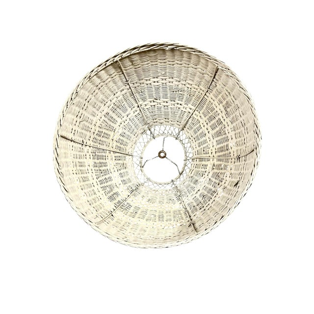 Bunny Williams Home Vintage White Wicker Table Lamp With Matching Woven Shade – Coastal Boho Mid-Century Style 31.5” Tall For Sale - Image 4 of 18