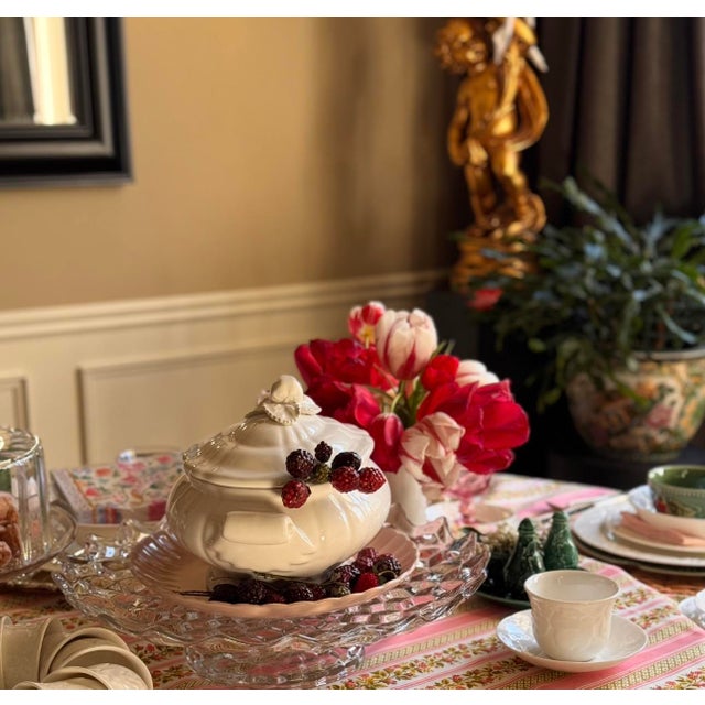 Traditional Set of 2 Wedgwood Strawberry & Vine Serving Pieces For Sale - Image 3 of 10