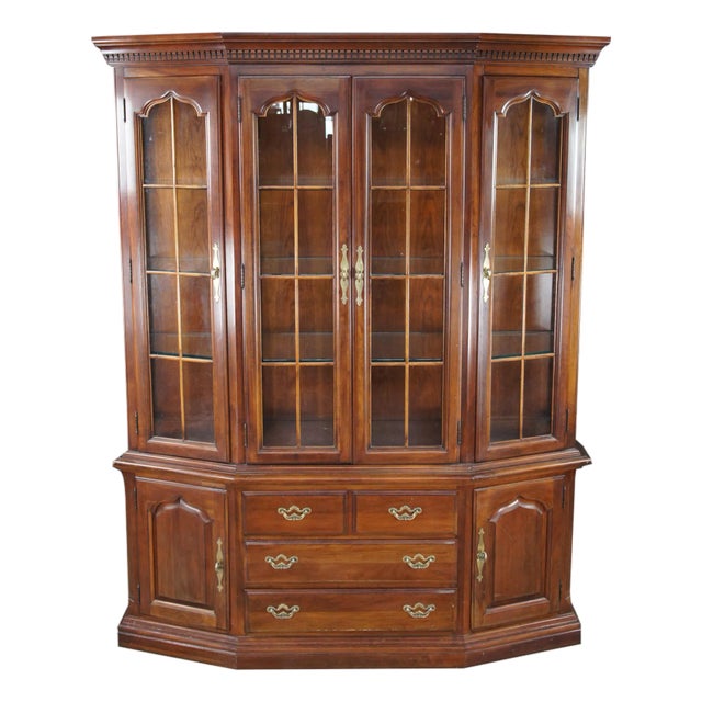 Late 20th Century Thomasville Collectors Cherry Traditional Canted Front Lighted China Cabinet For Sale