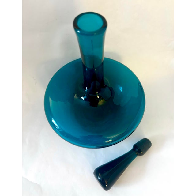 1966 Mid-Century Modern Joel Philip Myers for Blenko 6615l Peacock Glass Decanter With Stopper For Sale In New York - Image 6 of 11