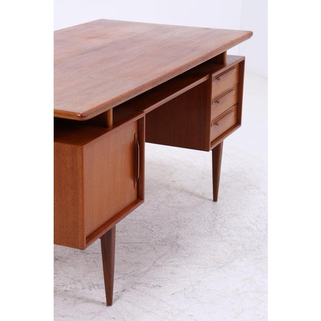 Vintage desk model RT200 by Heinrich Riestenpatt with clean lines and balanced proportions. The combination of a cabinet...