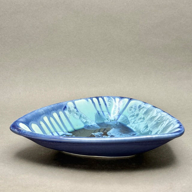 Vintage Edgecomb Potters Maine Blue Crystalline Glaze Triangular Art Pottery Bowl Catchall For Sale In New York - Image 6 of 10