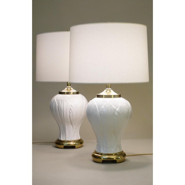 Ceramic 1970s Royal Haeger Hollywood Regency Modern Tulip Ginger Jar Porcelain Brass Table Lamps - a Pair For Sale - Image 7 of 13