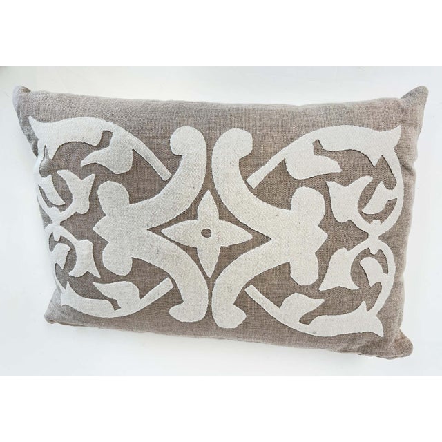 Textile Natural Linen Appliqué Lumbar Pillow – European Style Decorative Accent Cushion For Sale - Image 7 of 9