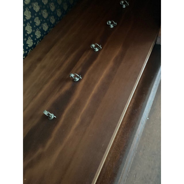 Early 20th Century Hepplewhite-Style Mahogany Display Cabinet With Satinwood Inlay For Sale - Image 10 of 13