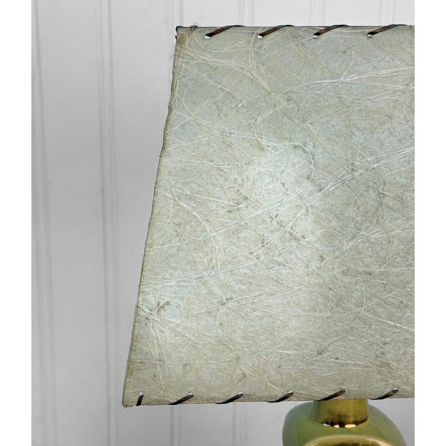 Mid-Century Atomic Green & Gold Ribbon Candy Table Lamp W/ Fiberglass Shade For Sale - Image 9 of 13