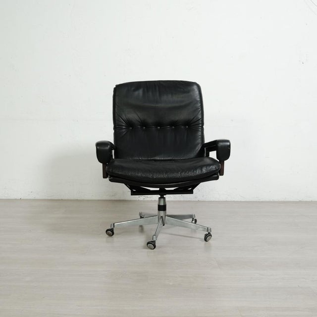 Elegant and comfortable swivel office armchair, Arflex production from the 1960s, design André Vandenbeuck, King Chair...