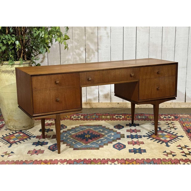 English Teak Desk, 1970s, in Good conditions. Designed 1970 to 1979