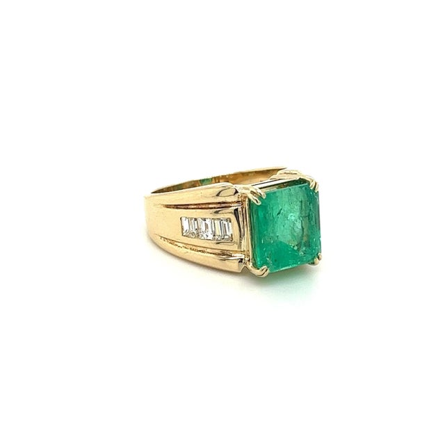 2010s 4.60 Carat Natural Colombian Emerald & Baguette Diamonds in 14K Yellow Gold Unis, Size 7.5 For Sale - Image 5 of 9