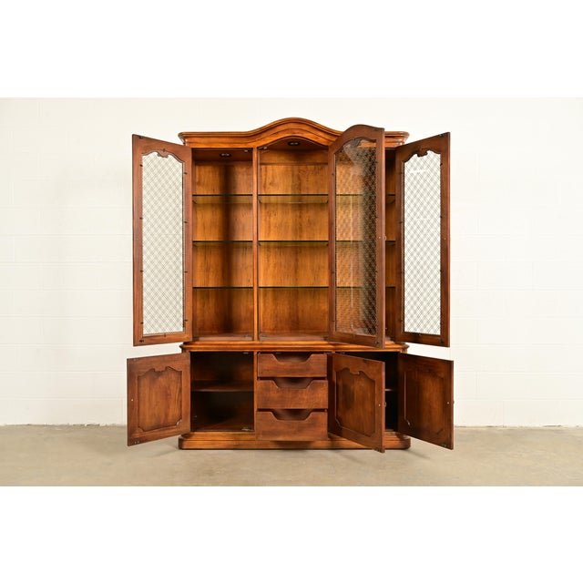 1970s Henredon French Provincial Louis XV Carved Walnut Lighted Breakfront Bookcase Cabinet, Circa 1970s For Sale - Image 5 of 17