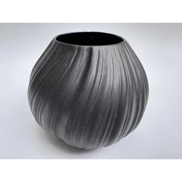 Pleated Black Vase by Martin Freyer for Rosenthal Studio Linie, 1968 For Sale - Image 3 of 5