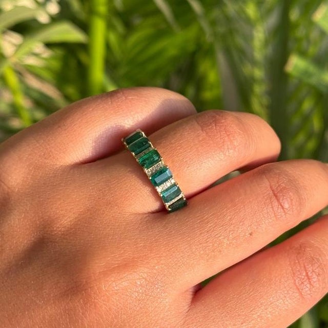 Art Deco VRJewels 2.2ct Emerald & Diamond Half Band Ring in 18k Yellow Gold Size 9 For Sale - Image 3 of 18