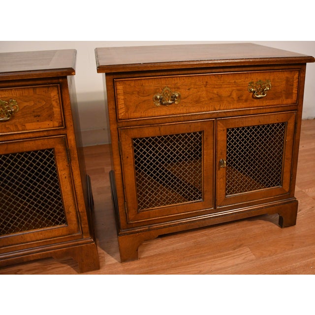Henredon 18th Century Portfolio Mahogany Banded Satinwood Pair of Nightstands / Bedside Tables, 2 Pieces For Sale - Image 6 of 18