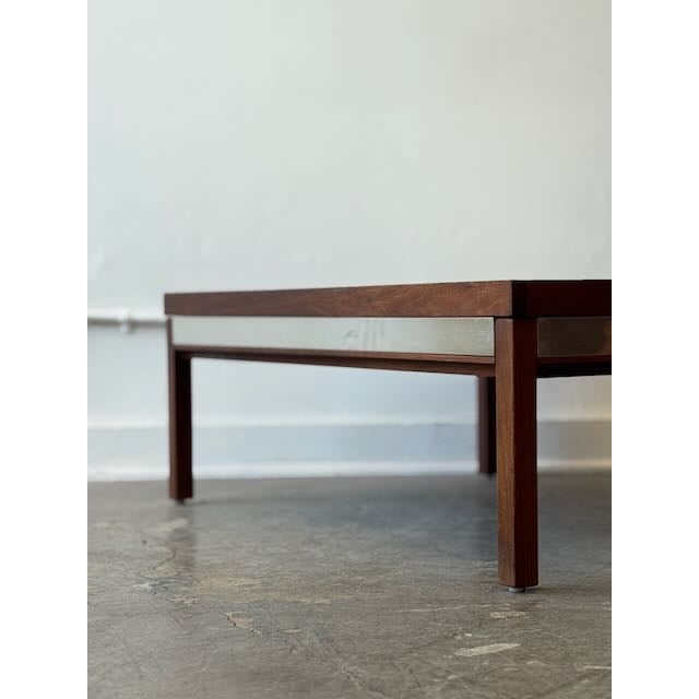 The perfect mix of warmth and modernism. ✨ This striking mid-century modern coffee table features a beautiful rectangular...