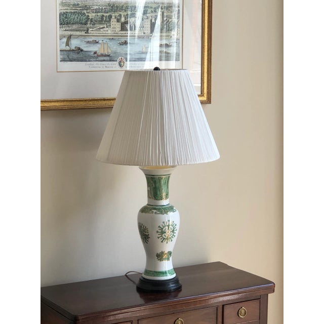 Chinoiserie Mid-20th Century Hand-Painted Green & White Chinoiserie Porcelain Lamp For Sale - Image 3 of 12